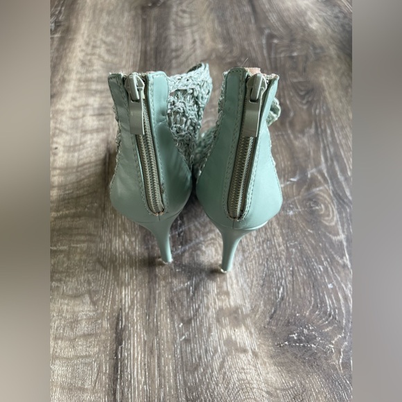 Heel - Picture 3 of 5